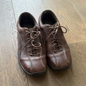 Men’s dark brown sneakers.